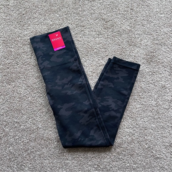 Spanx NWT Look At Me Now Seamless Leggings Black Camo Size Large FL3515 - Picture 10 of 10